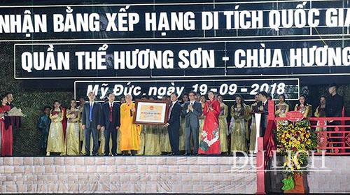 Phó Thủ tướng Chính phủ Vũ Đức Đam trao Bằng xếp hạng di tích Quốc gia đặc biệt quần thể Hương Sơn - Chùa Hương 